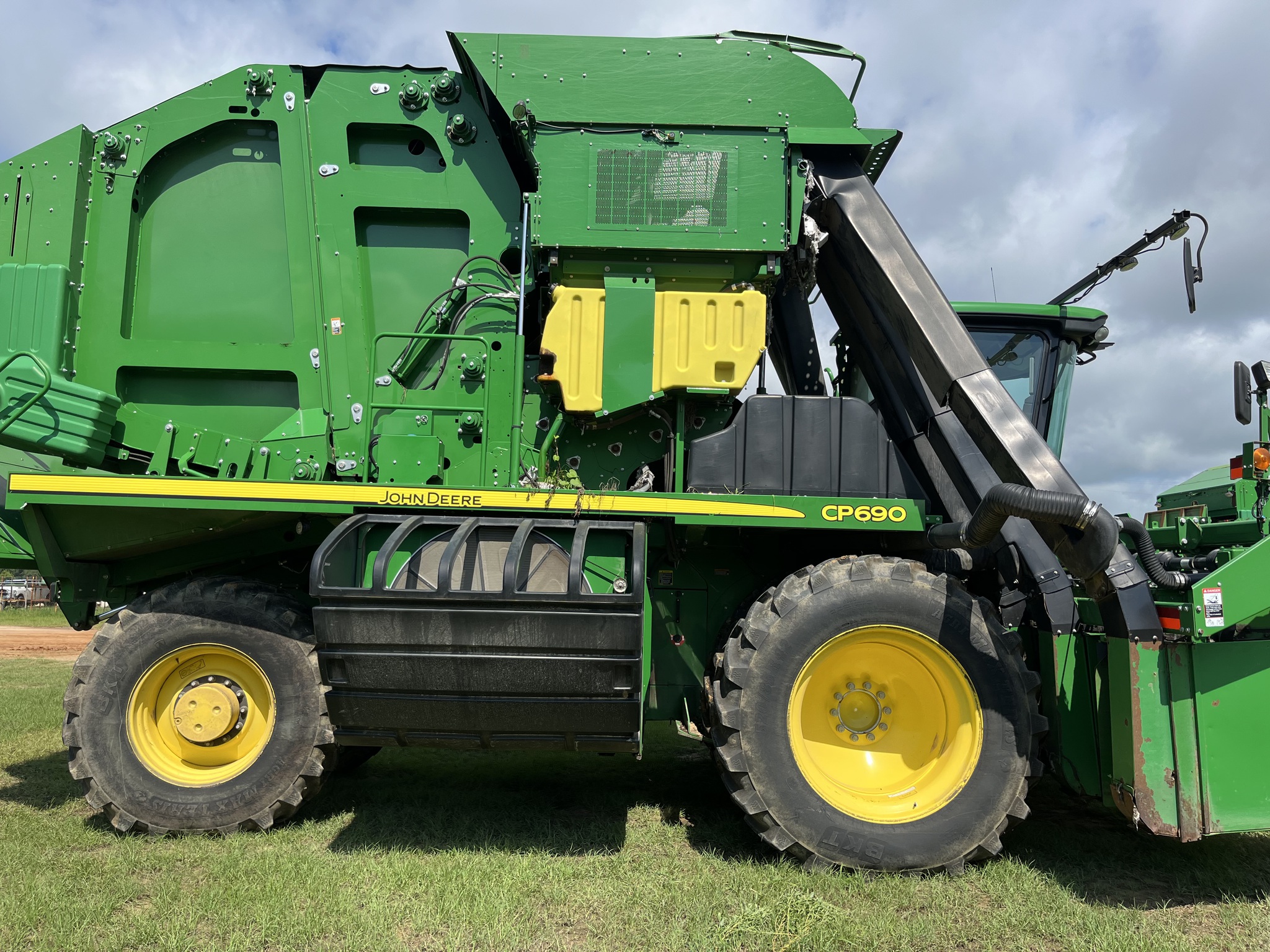 2020 John Deere CP690 Image 5
