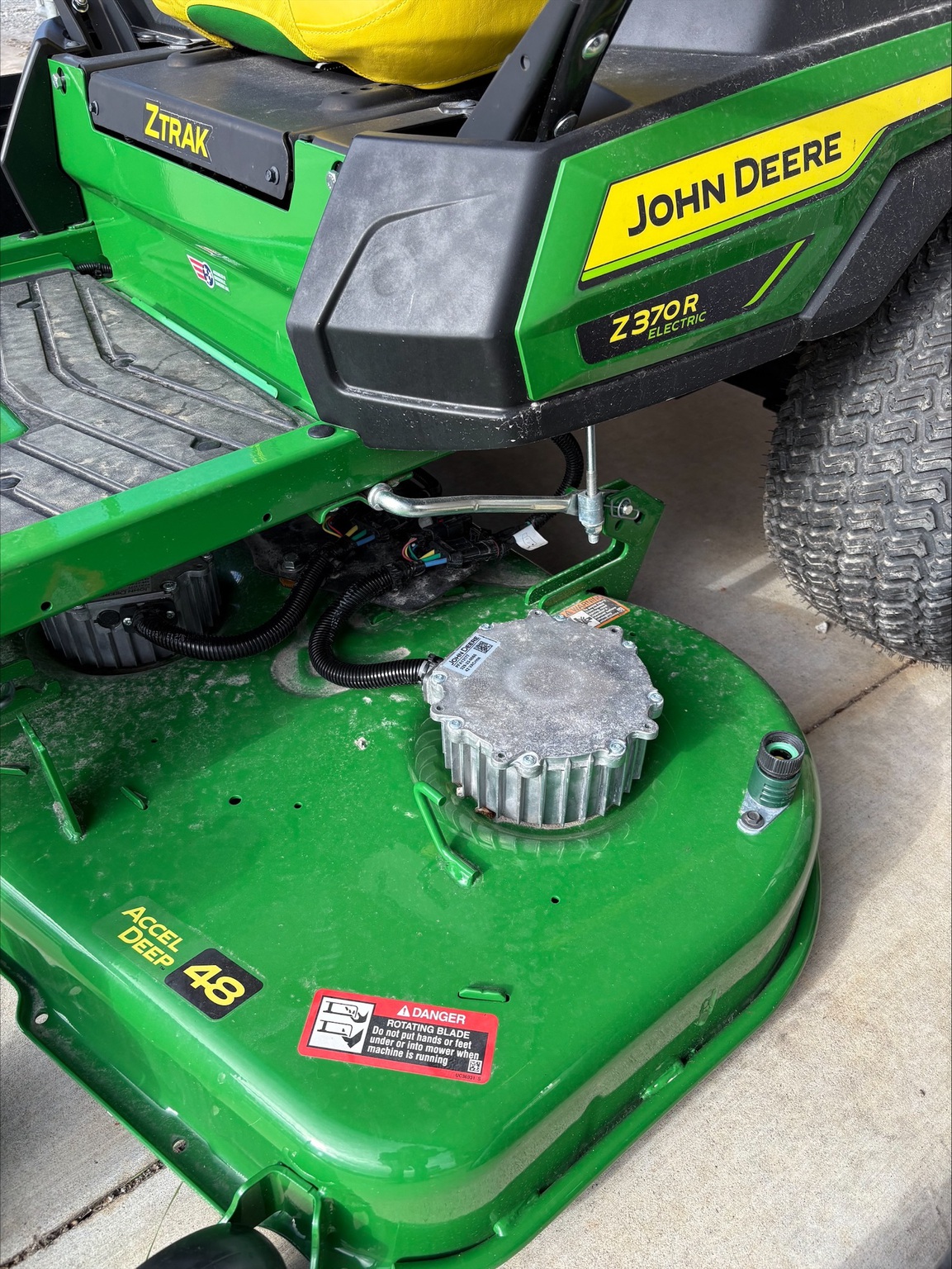 2024 John Deere Z370R 48A Electric Image 4
