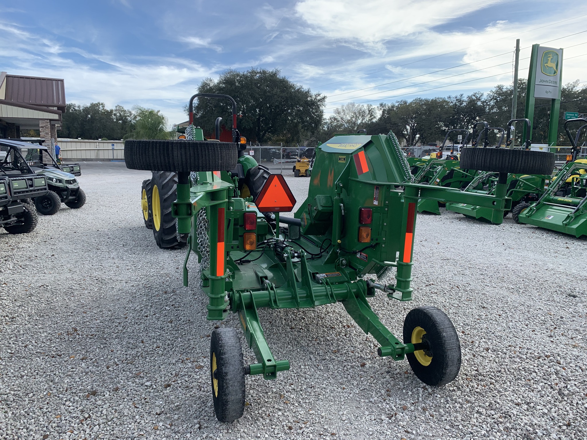 2025 John Deere 5075E Image 7