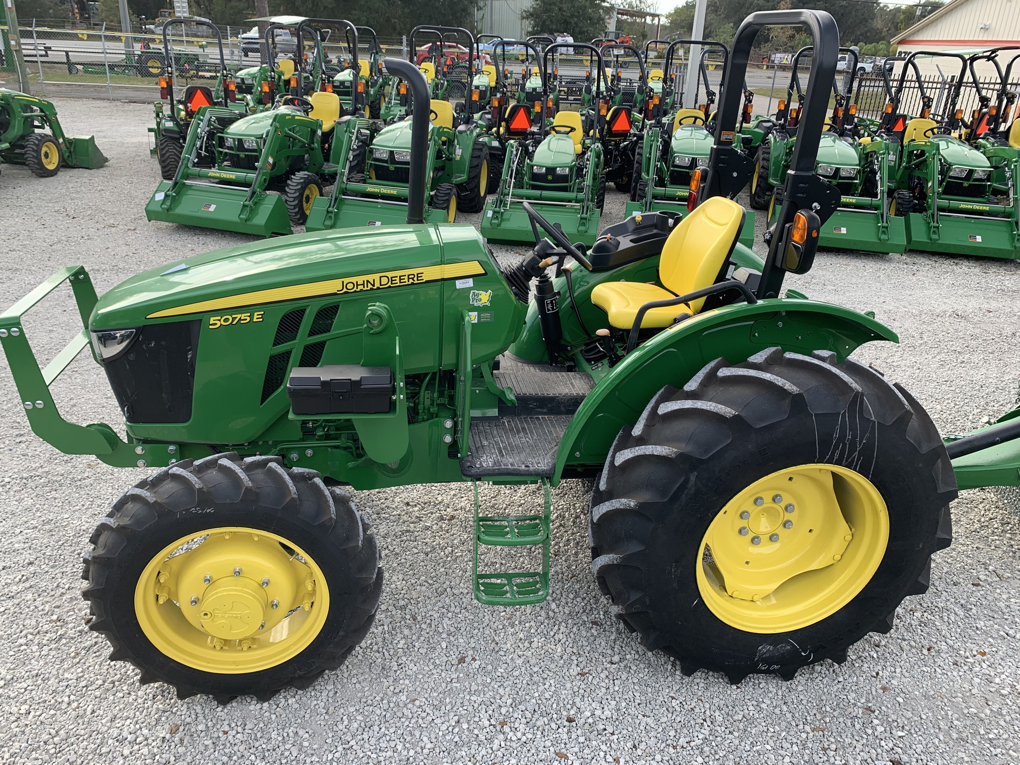2025 John Deere 5075E Image 4