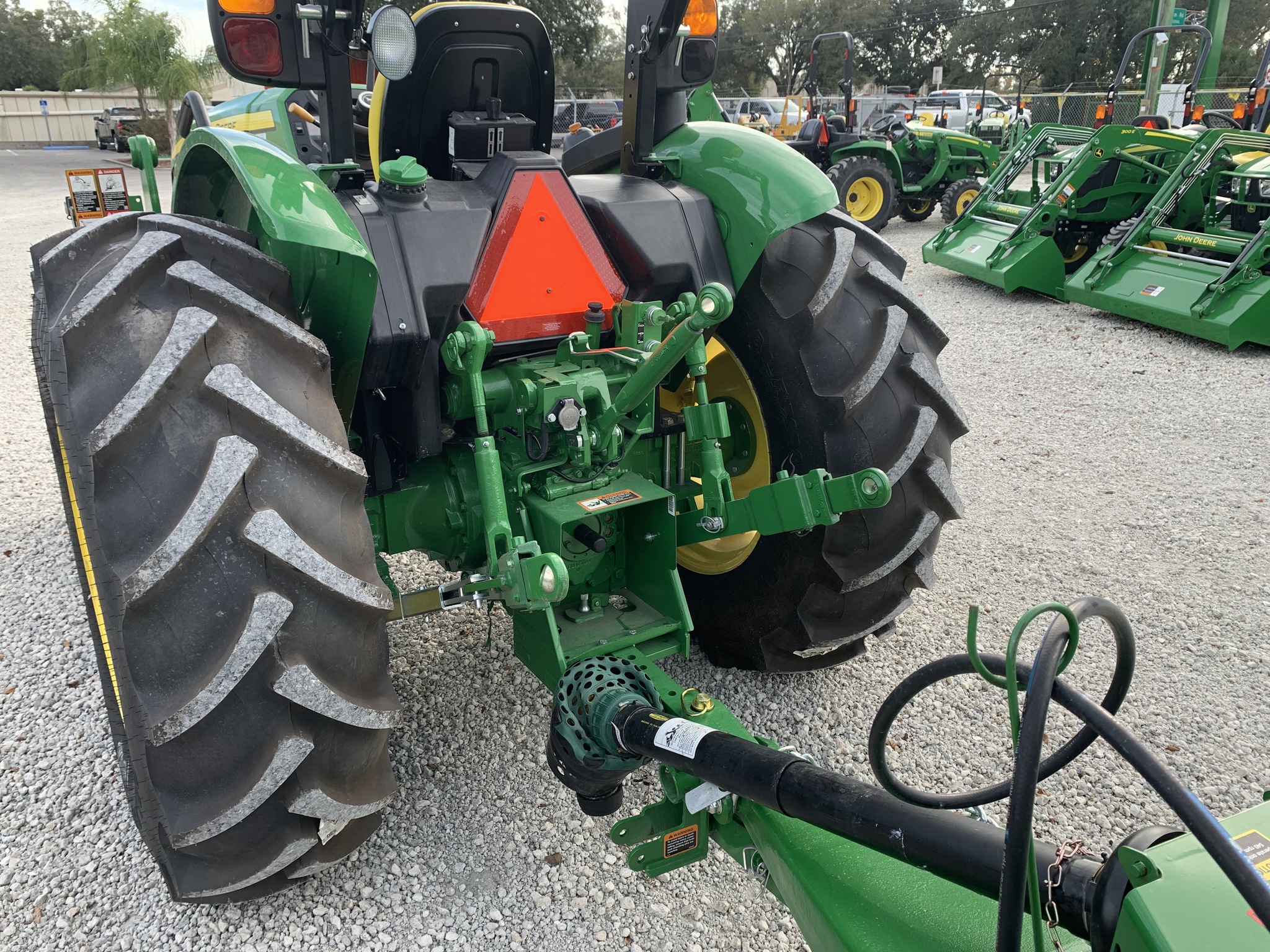 2025 John Deere 5075E Image 6