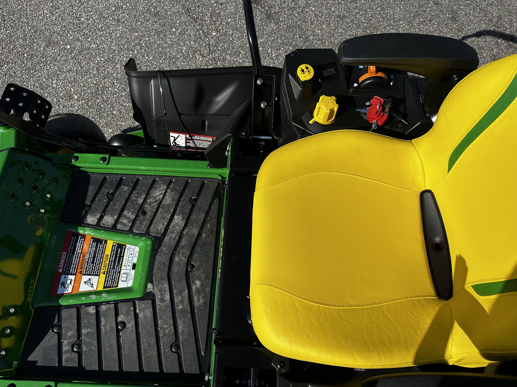 2025 John Deere Z320R Image 9