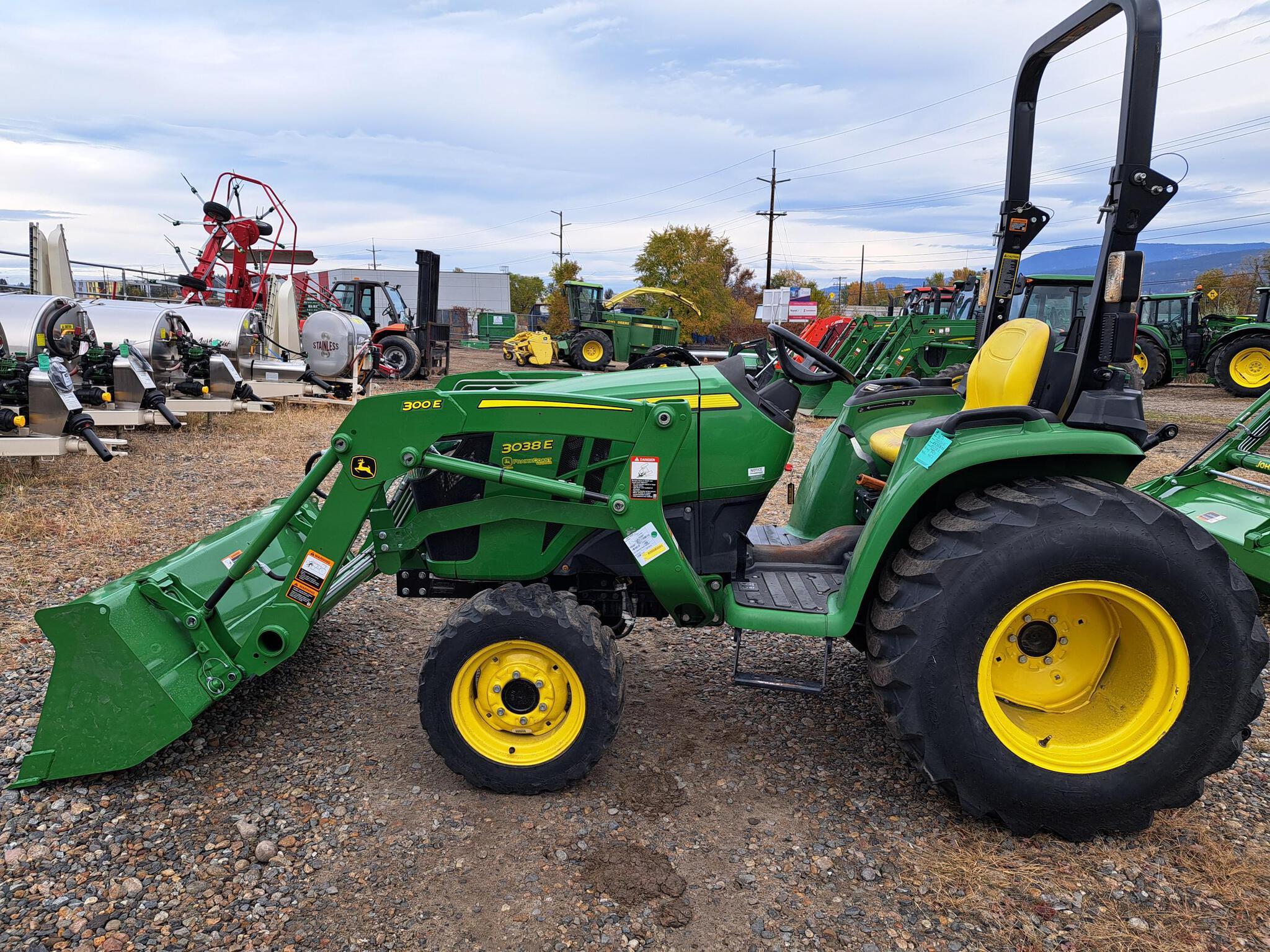 2022 John Deere 3038E Image 2