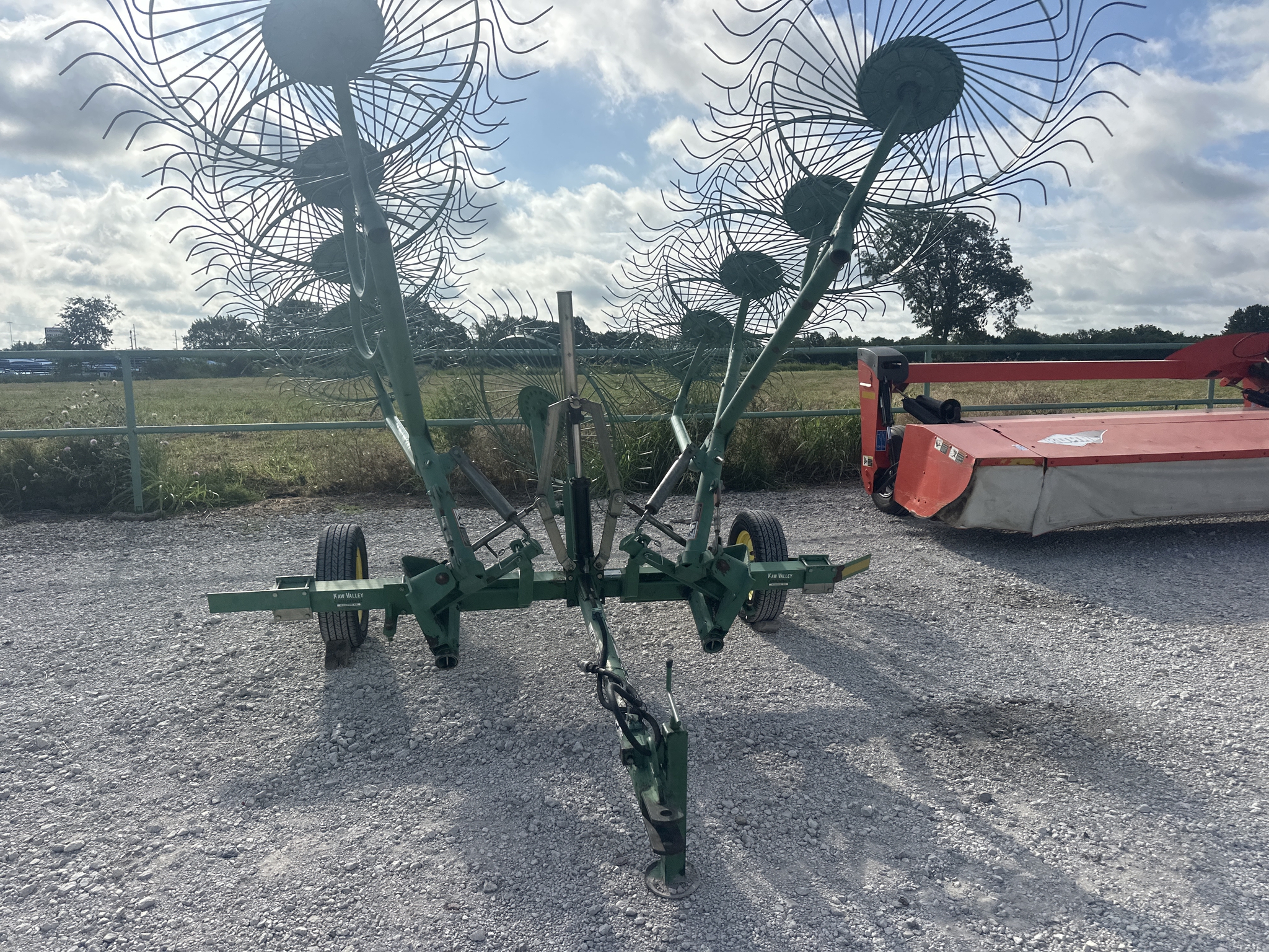2002 John Deere 702 Image 4
