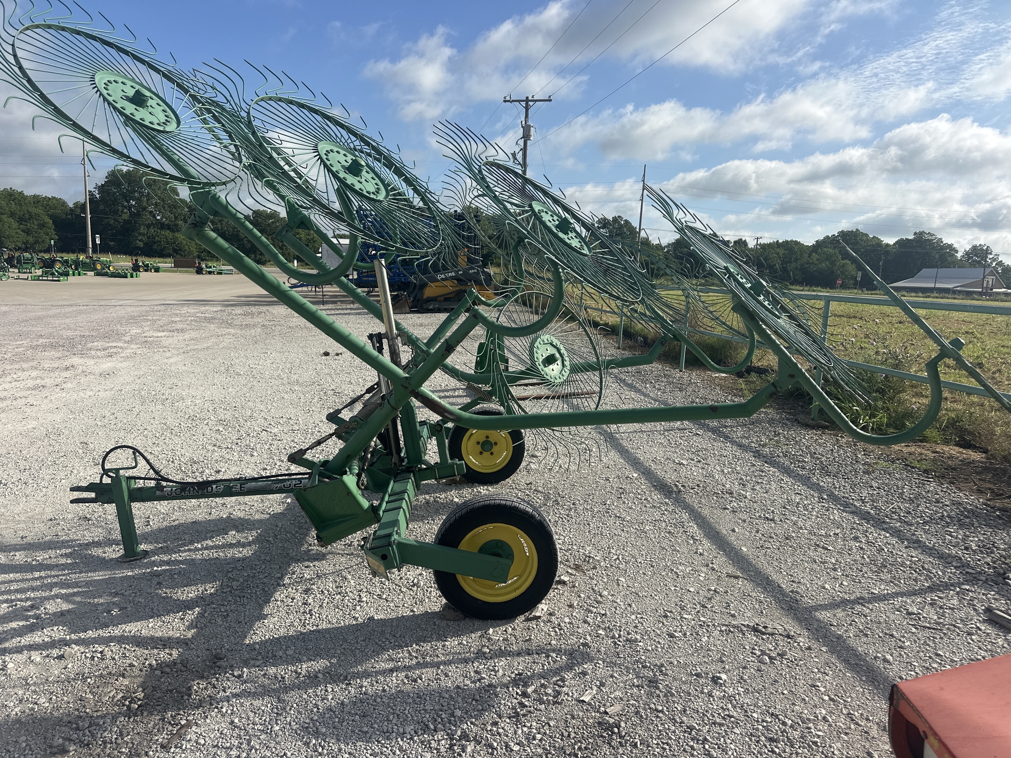 2002 John Deere 702 Image 1