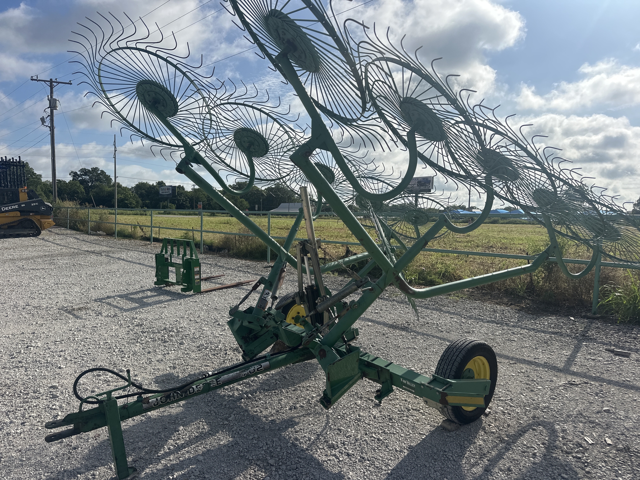 2002 John Deere 702 Image 3