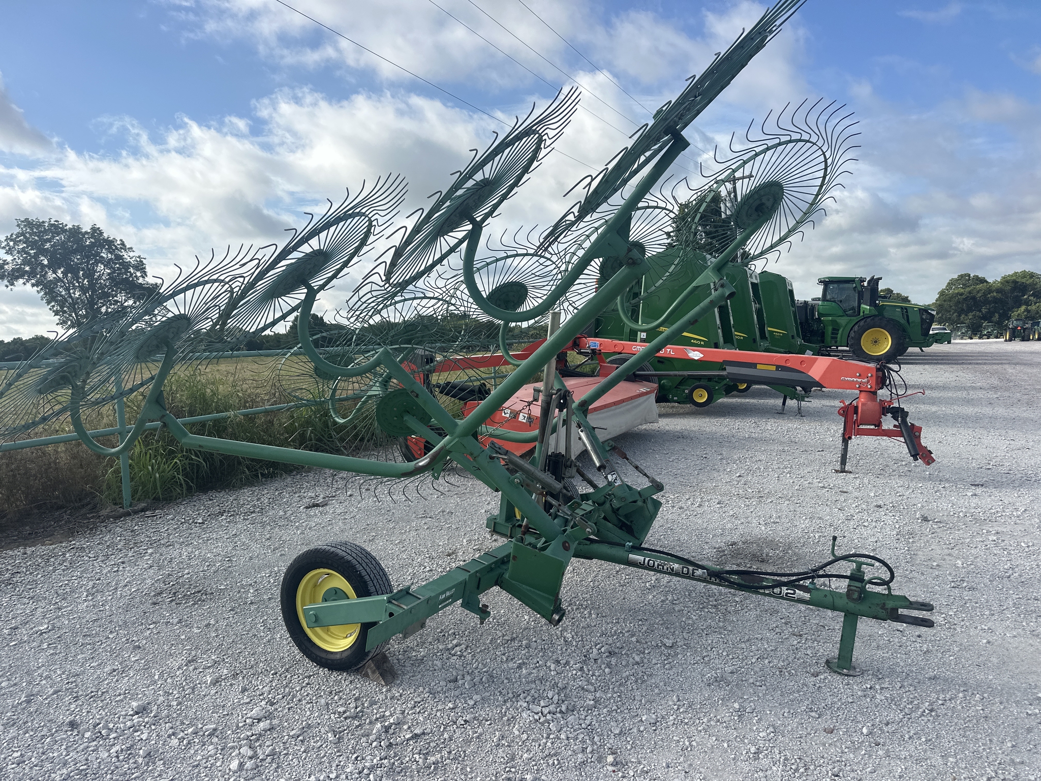 2002 John Deere 702 Image 6