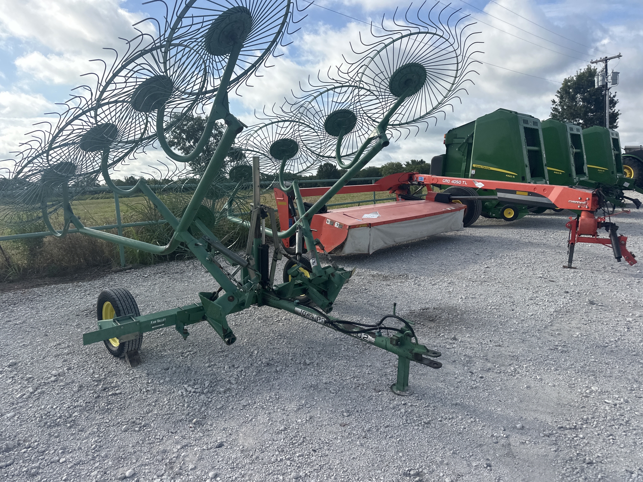 2002 John Deere 702 Image 5