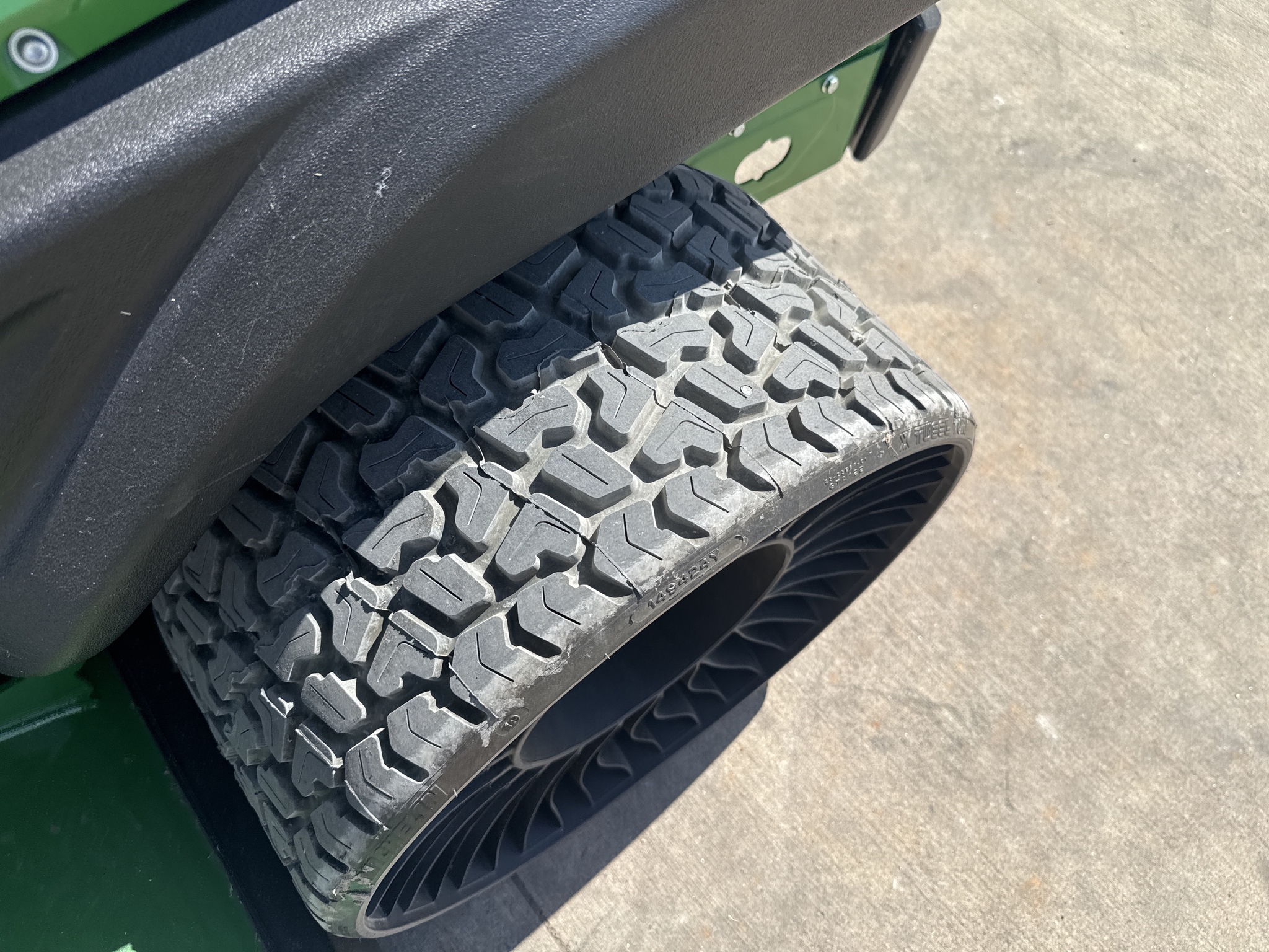 2025 John Deere Z950M Image 16