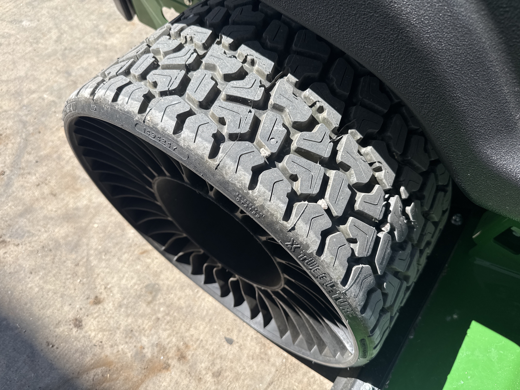 2025 John Deere Z950M Image 17