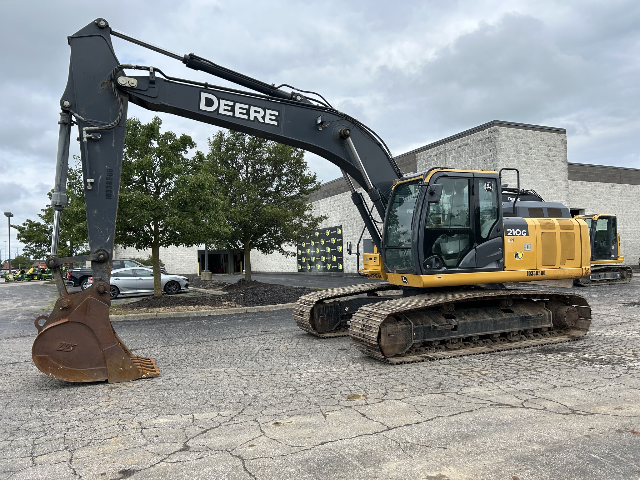 2020 John Deere 210G LC Image 1