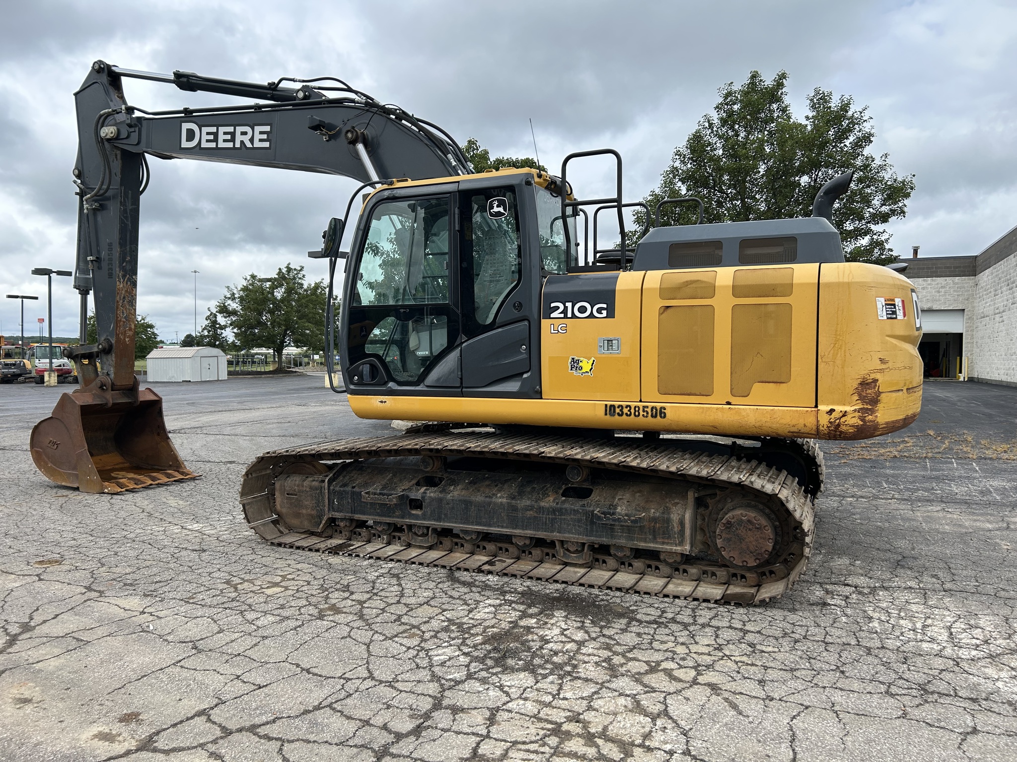 2020 John Deere 210G LC Image 2