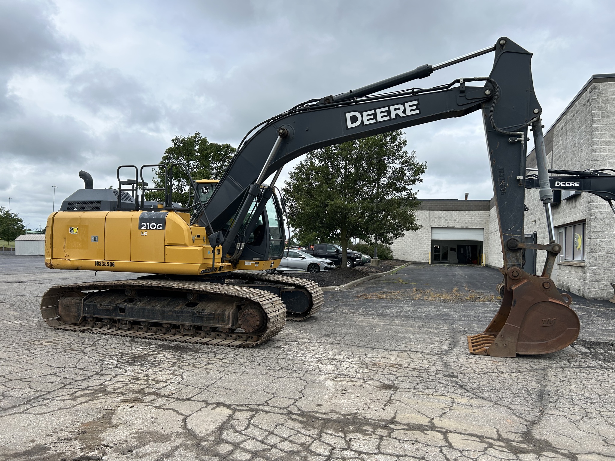 2020 John Deere 210G LC Image 4