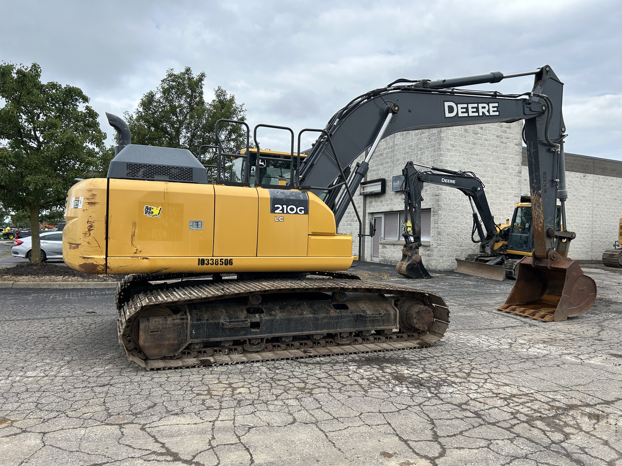2020 John Deere 210G LC Image 3