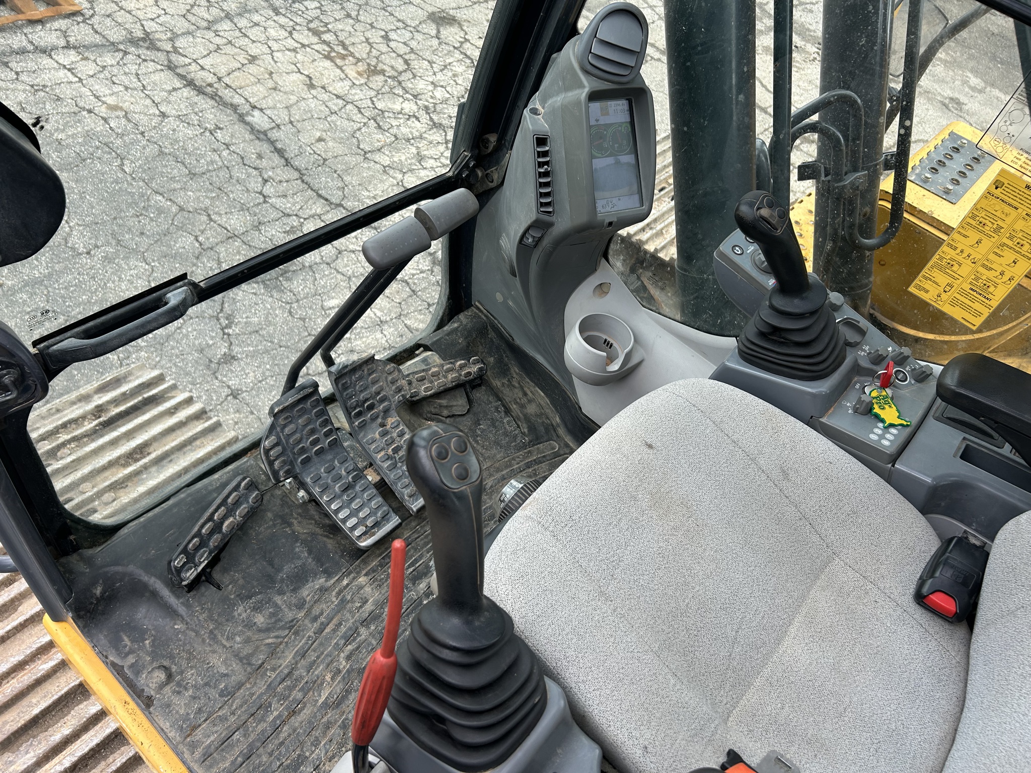 2020 John Deere 210G LC Image 16
