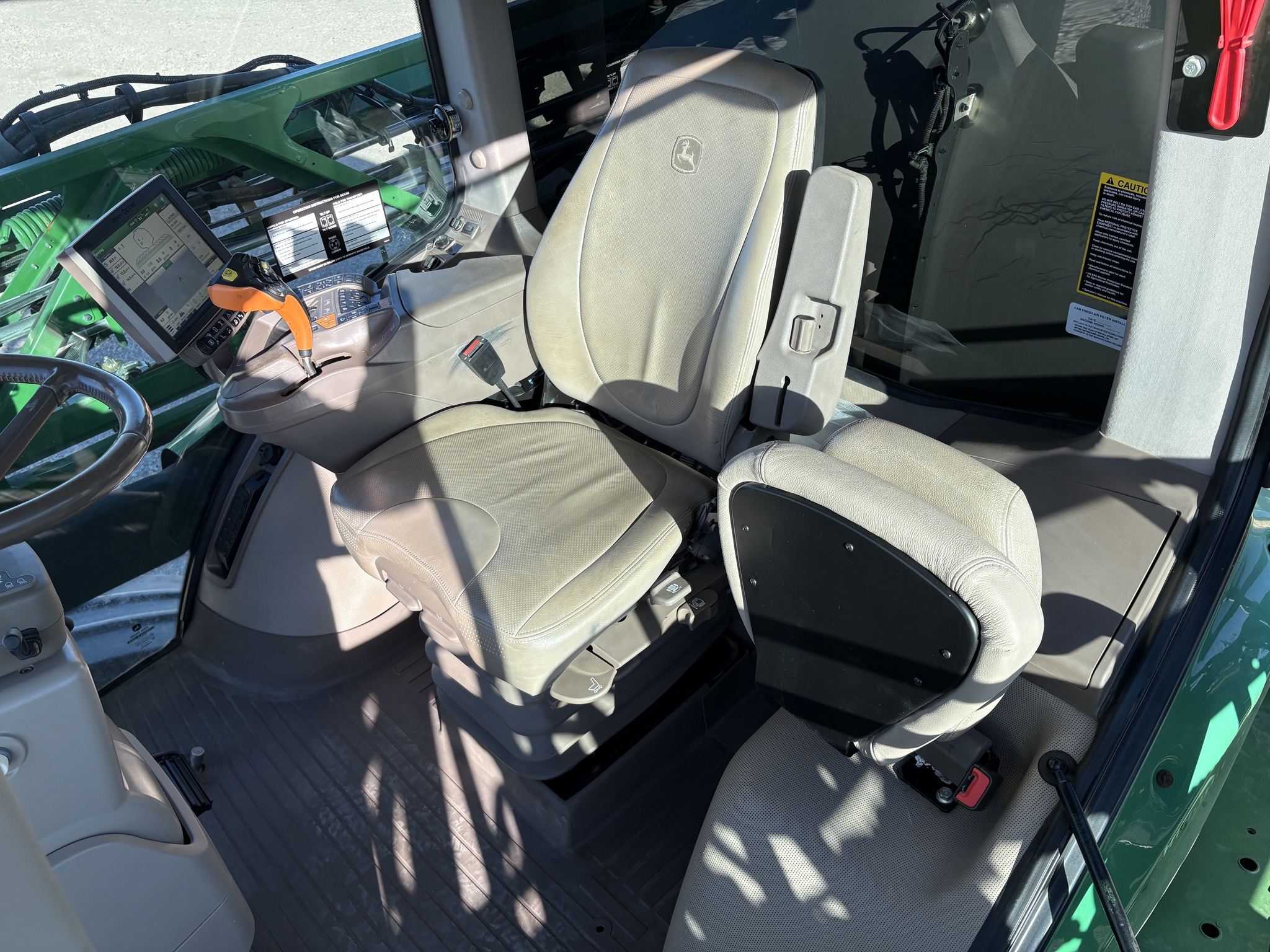 2020 John Deere R4044 Image 13