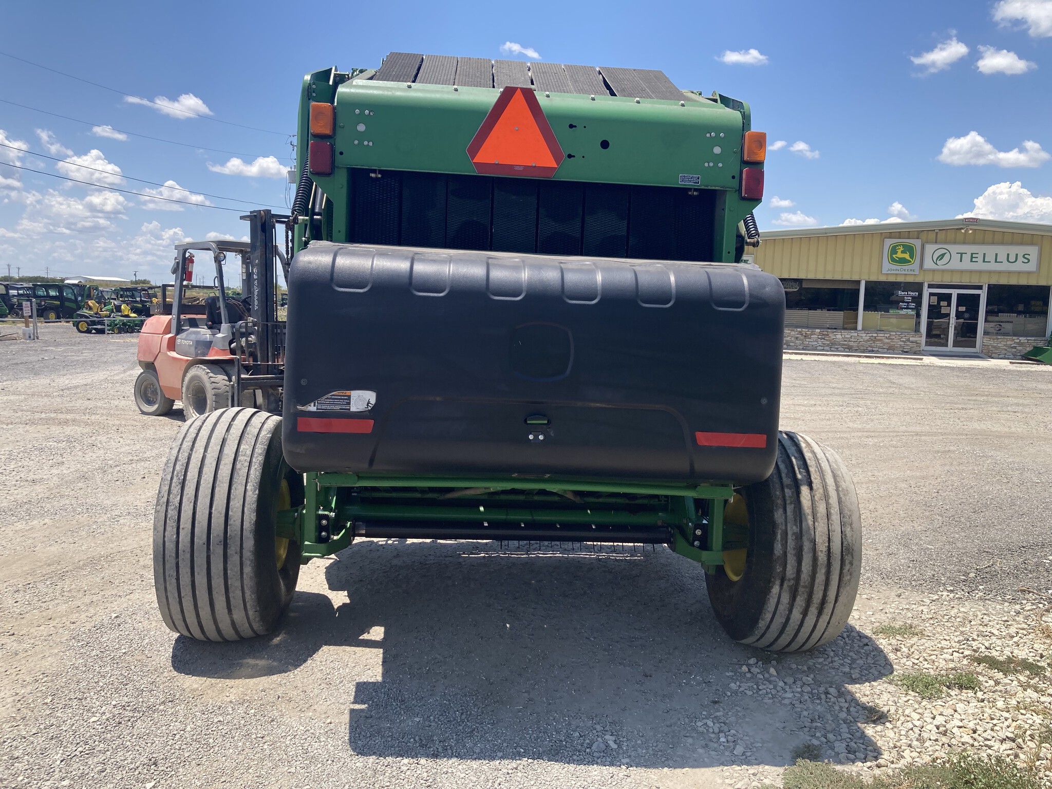 2018 John Deere 560M Image 4