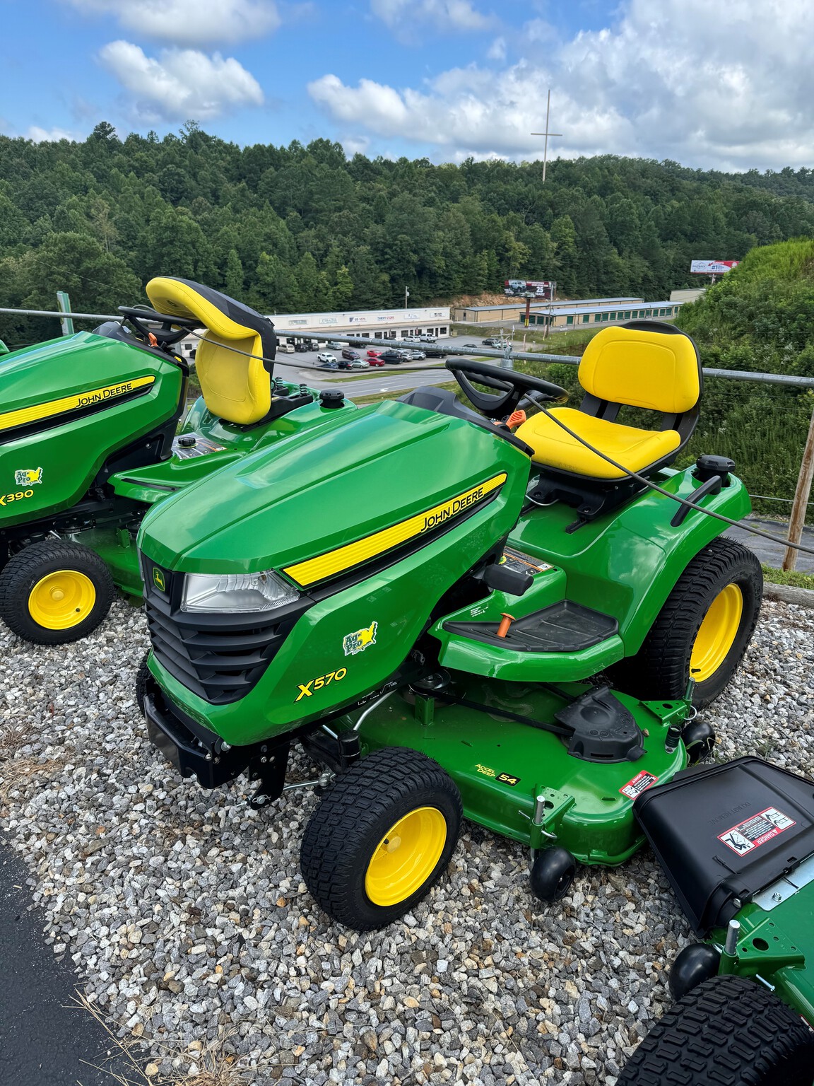 2024 John Deere X570 Image 3