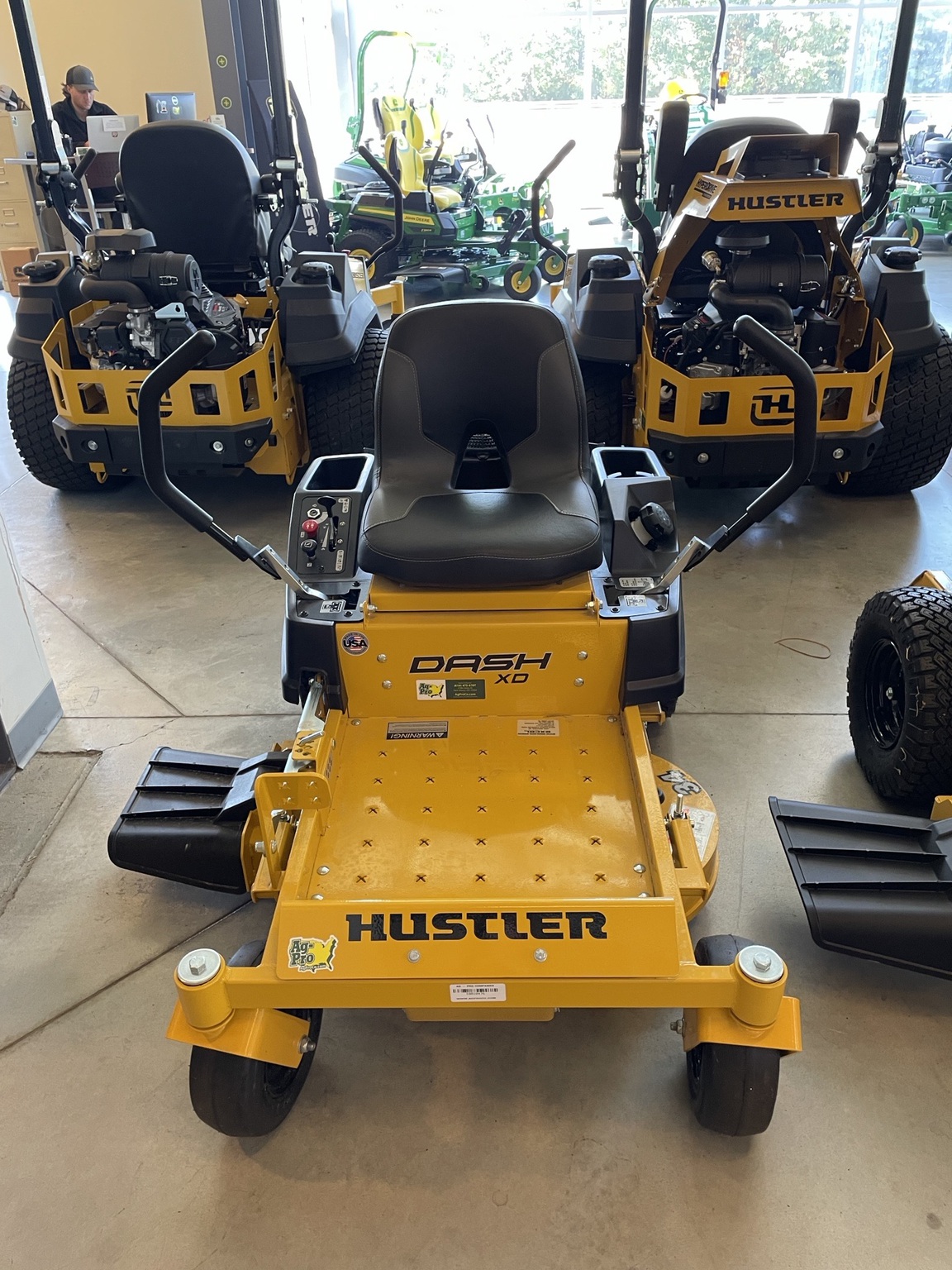 2025 Hustler DASH XD Image 1
