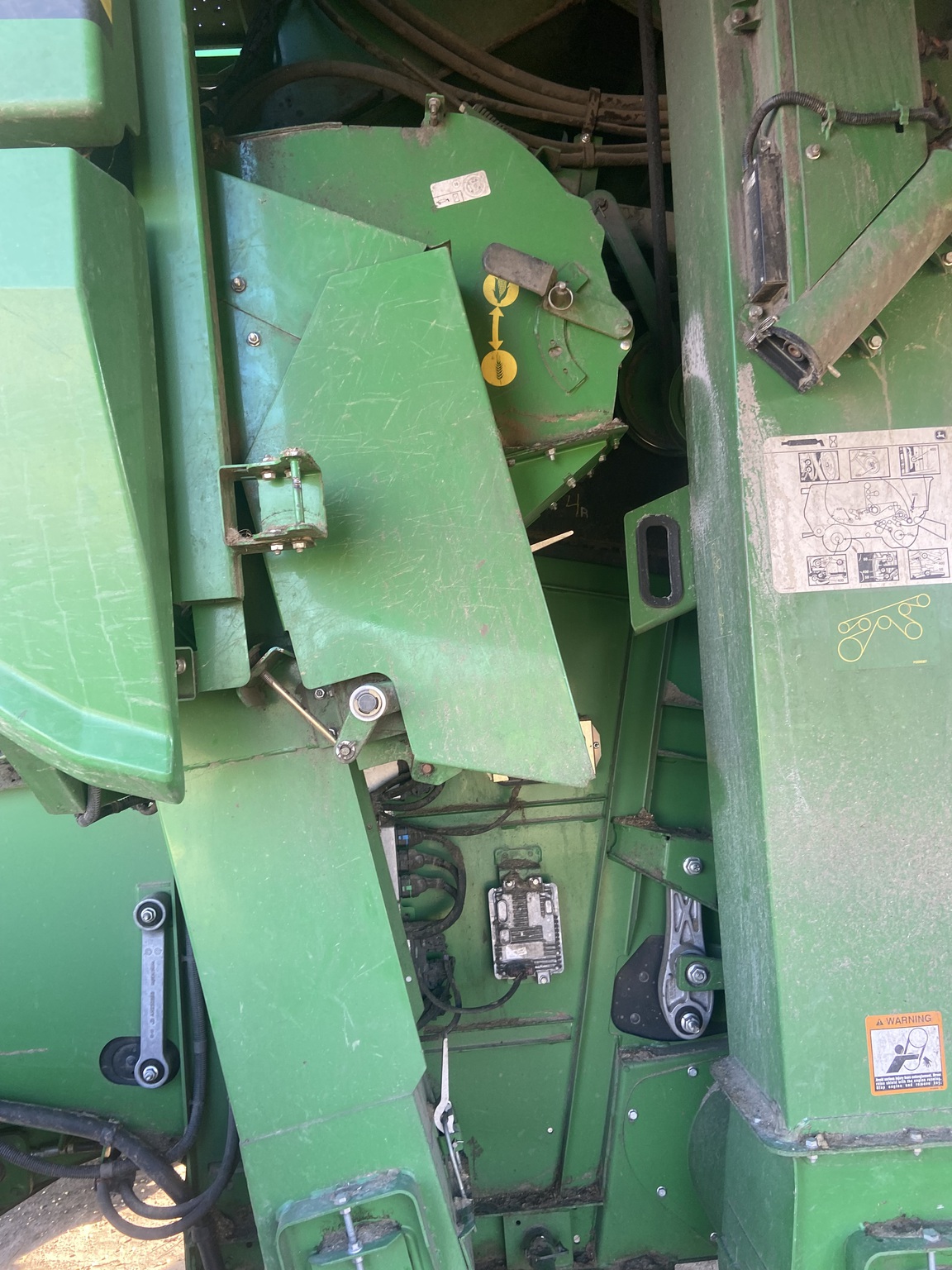  2014 John Deere S680 at Heritage Tractor in Lacon, IL