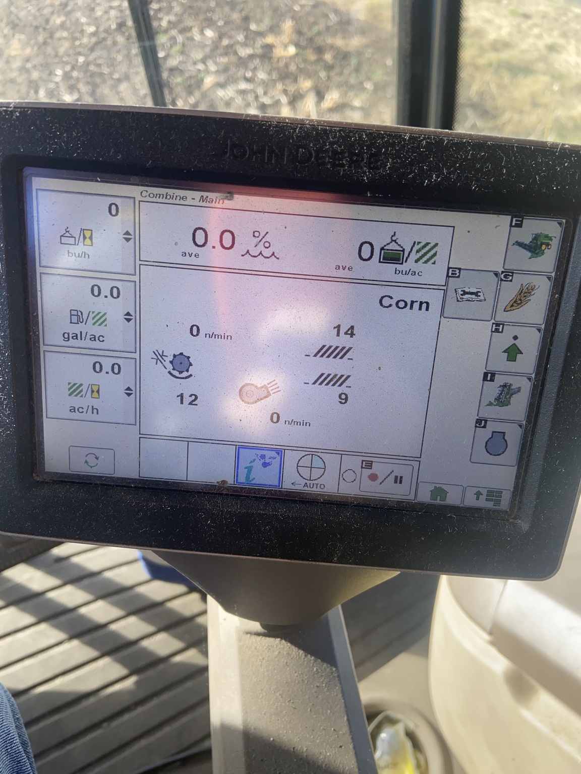  2014 John Deere S680 at Heritage Tractor in Lacon, IL