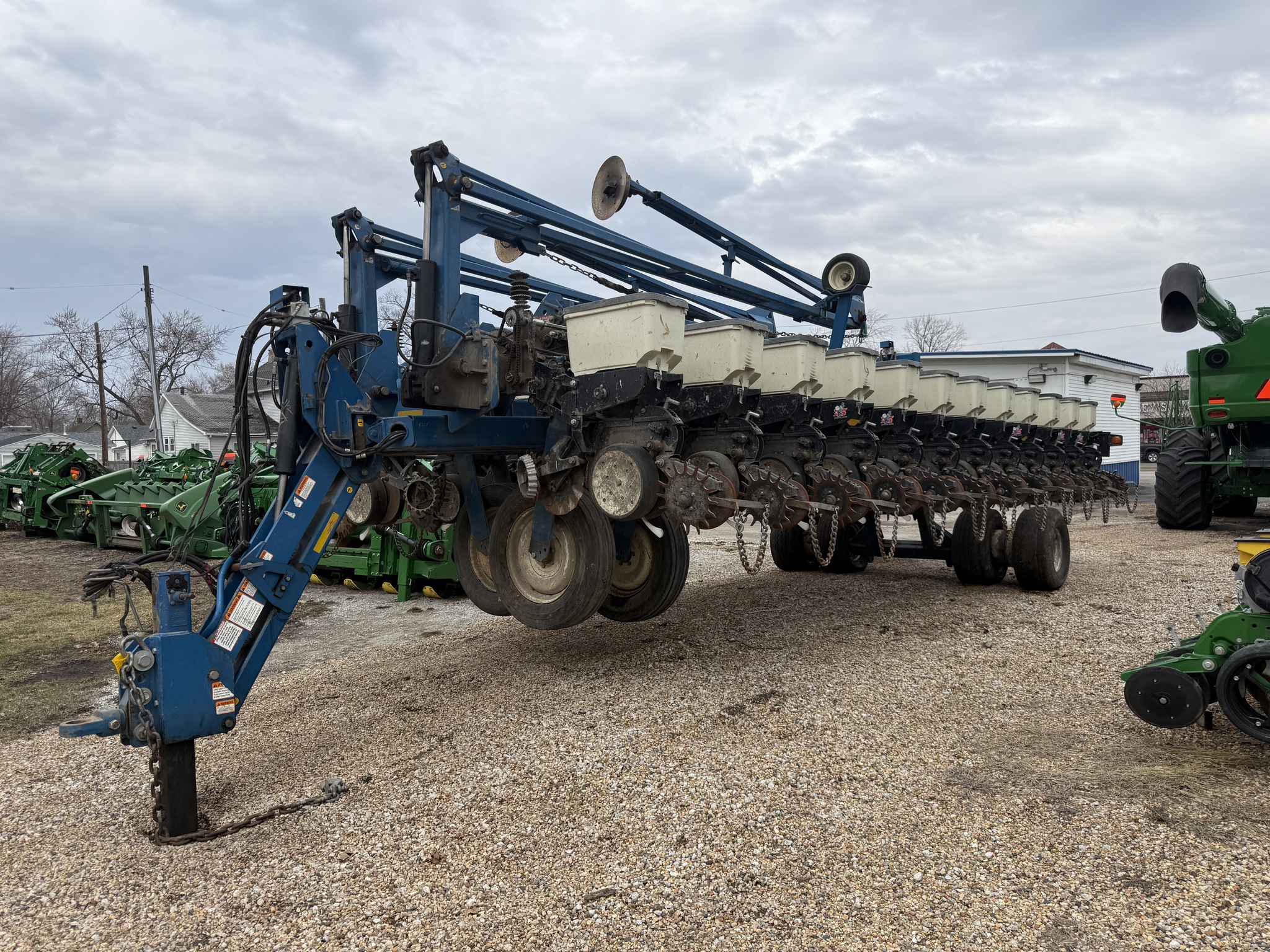  2005 Kinze 3700 at Heritage Tractor in Pontiac, IL