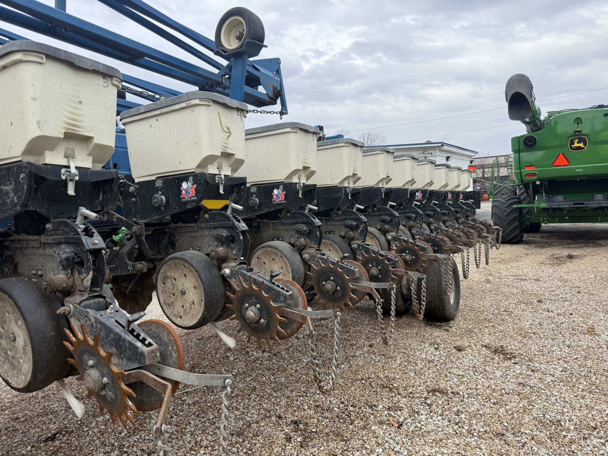  2005 Kinze 3700 at Heritage Tractor in Pontiac, IL