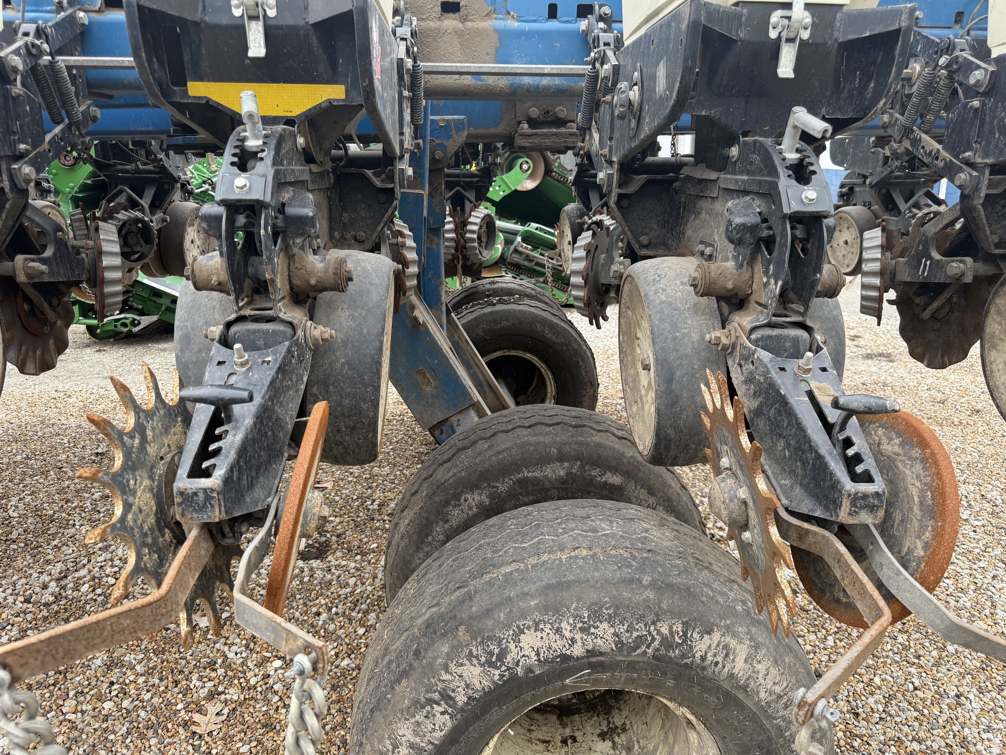  2005 Kinze 3700 at Heritage Tractor in Pontiac, IL