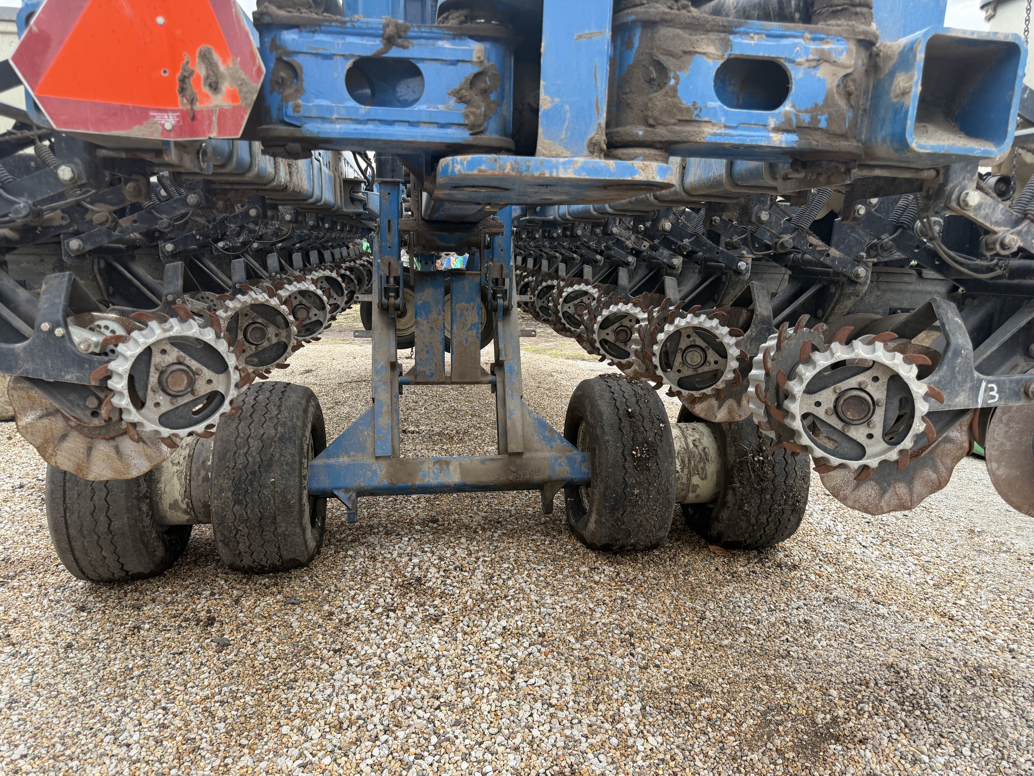  2005 Kinze 3700 at Heritage Tractor in Pontiac, IL
