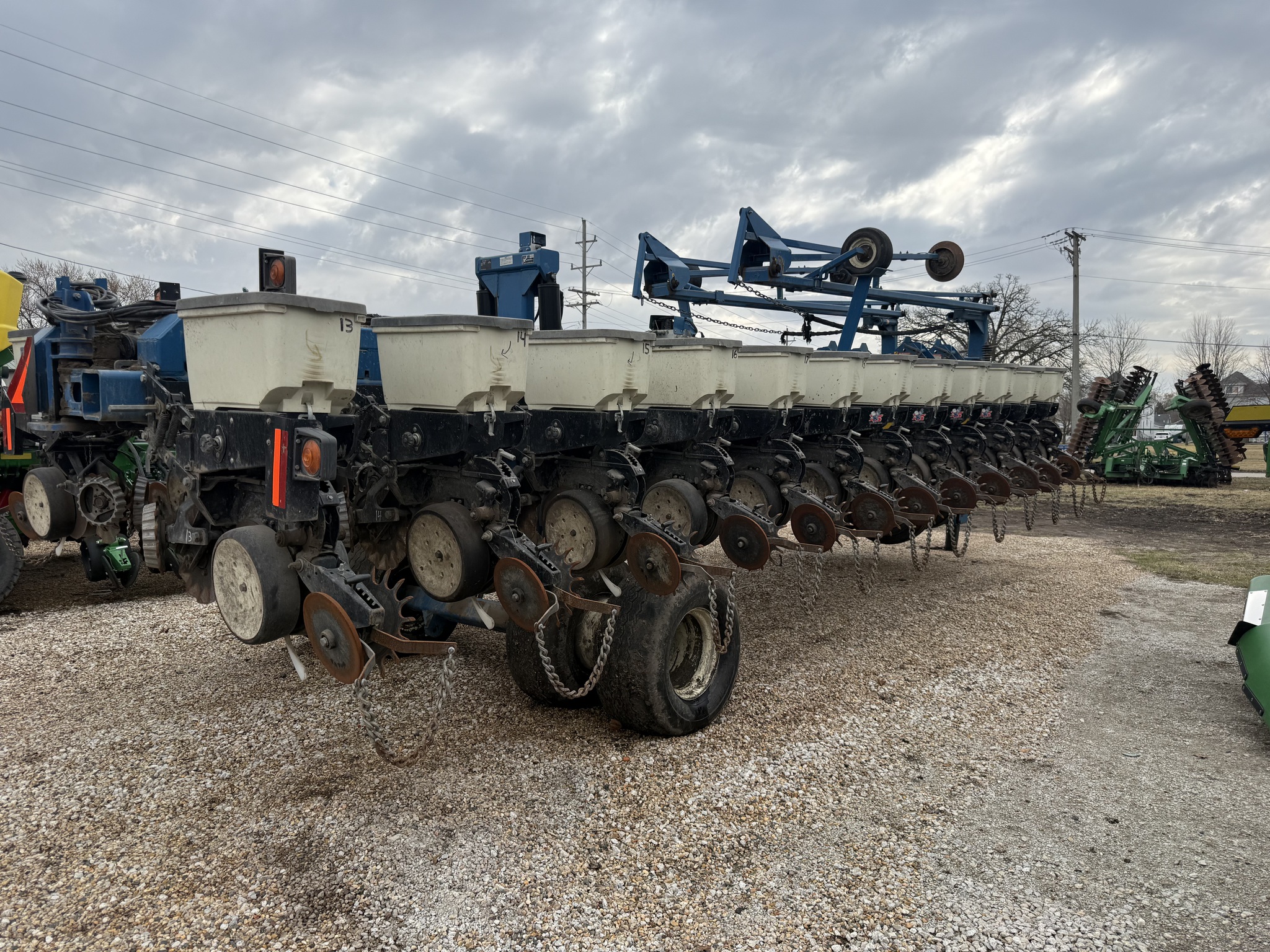  2005 Kinze 3700 at Heritage Tractor in Pontiac, IL