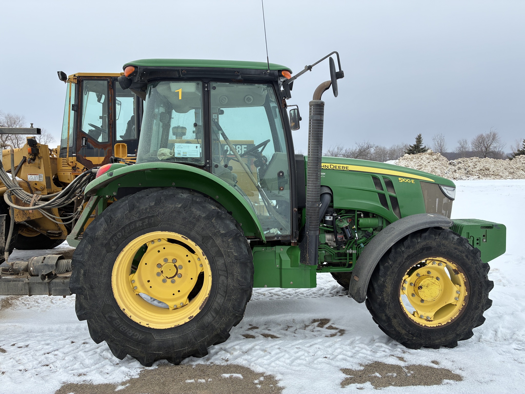 2016 John Deere 5100E Image 2