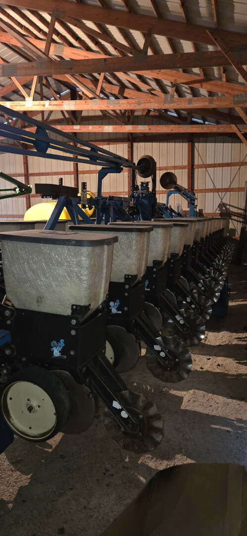 1998 Kinze 2600 Image 3