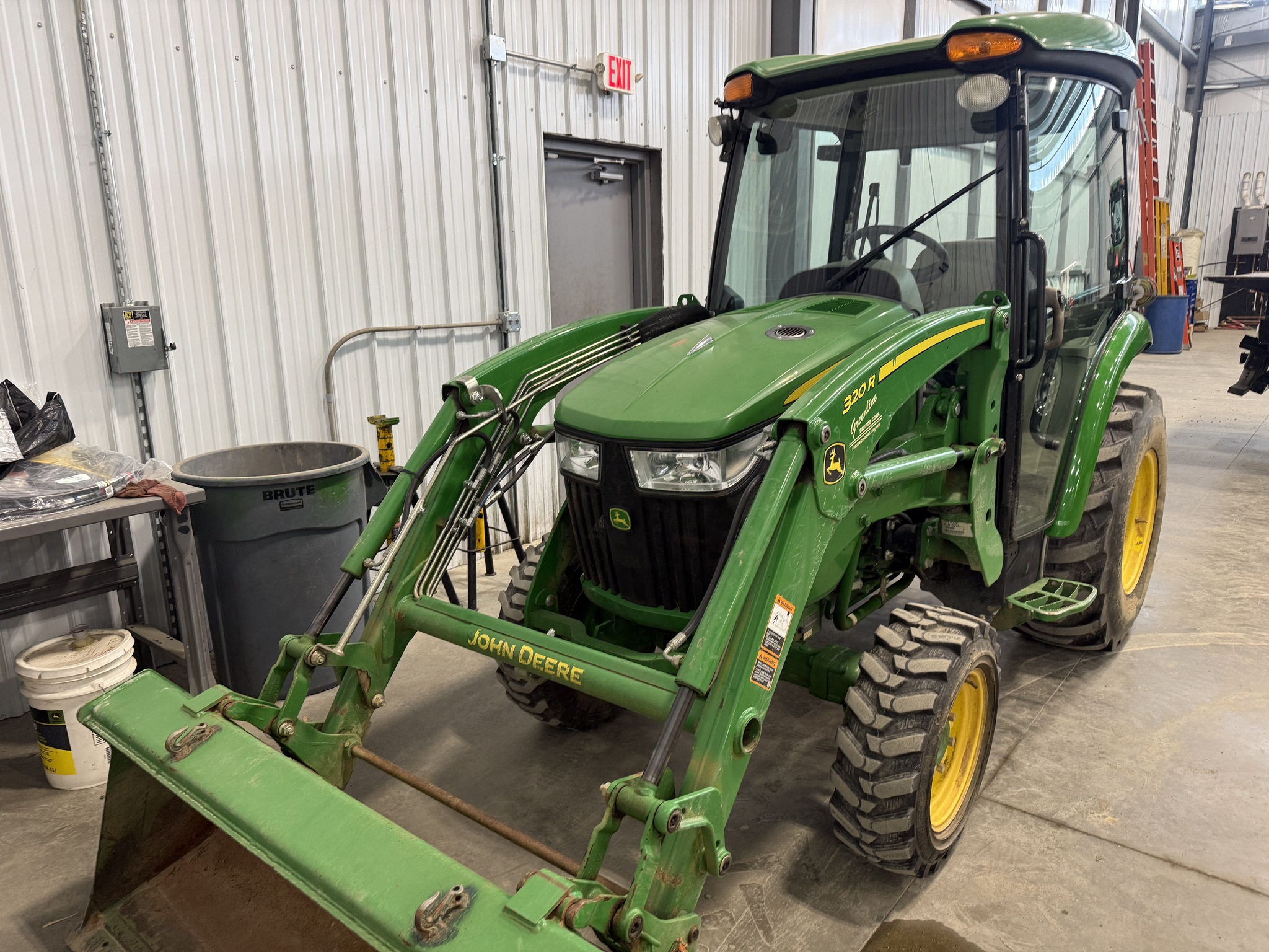 2018 John Deere 3046R Image 3