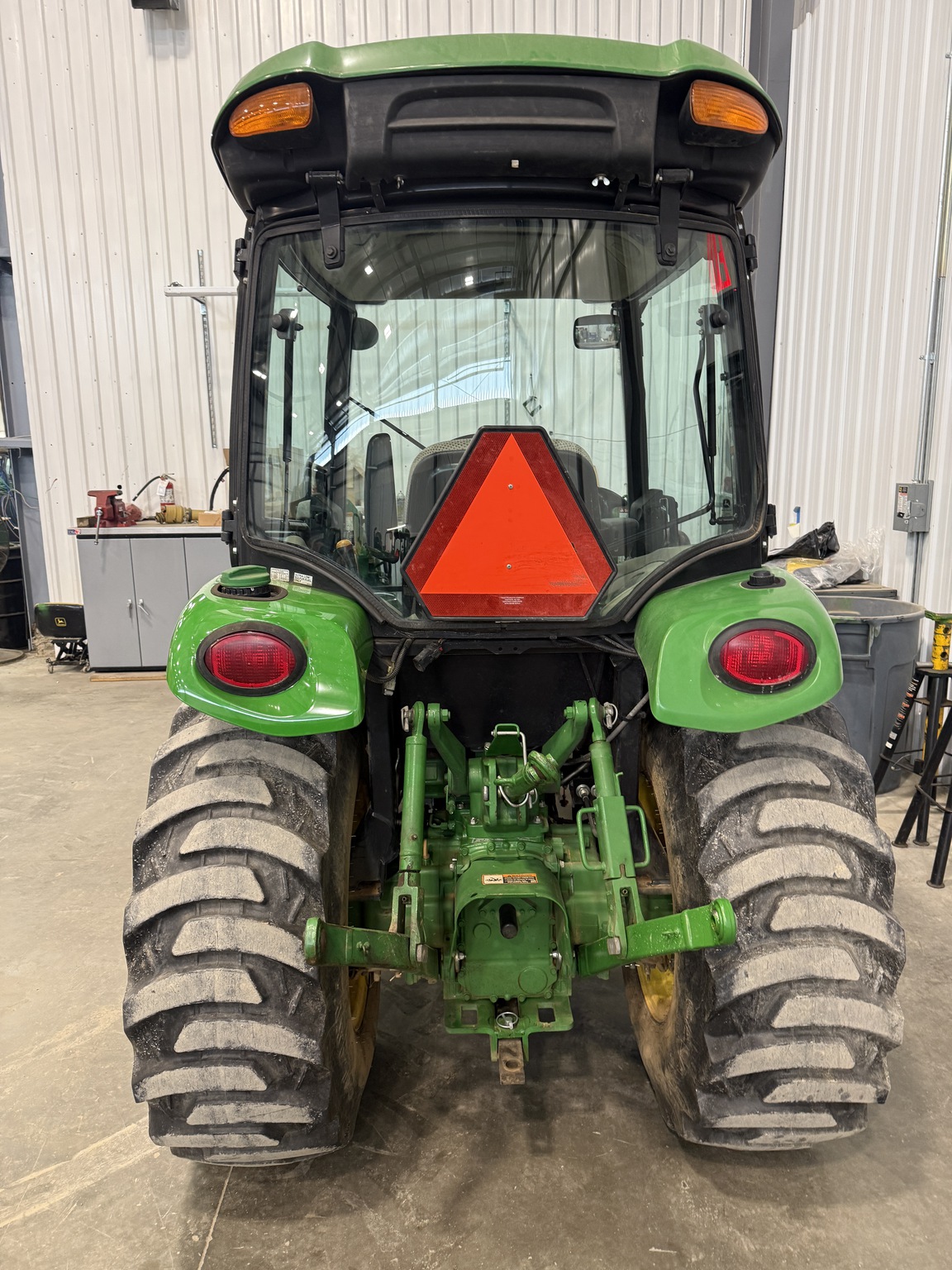 2018 John Deere 3046R Image 2