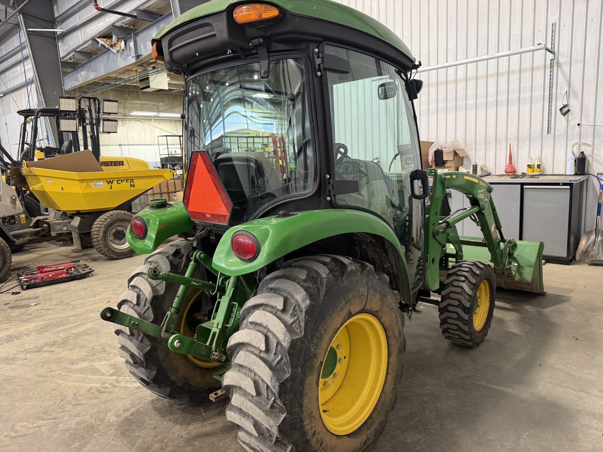 2018 John Deere 3046R Image 5