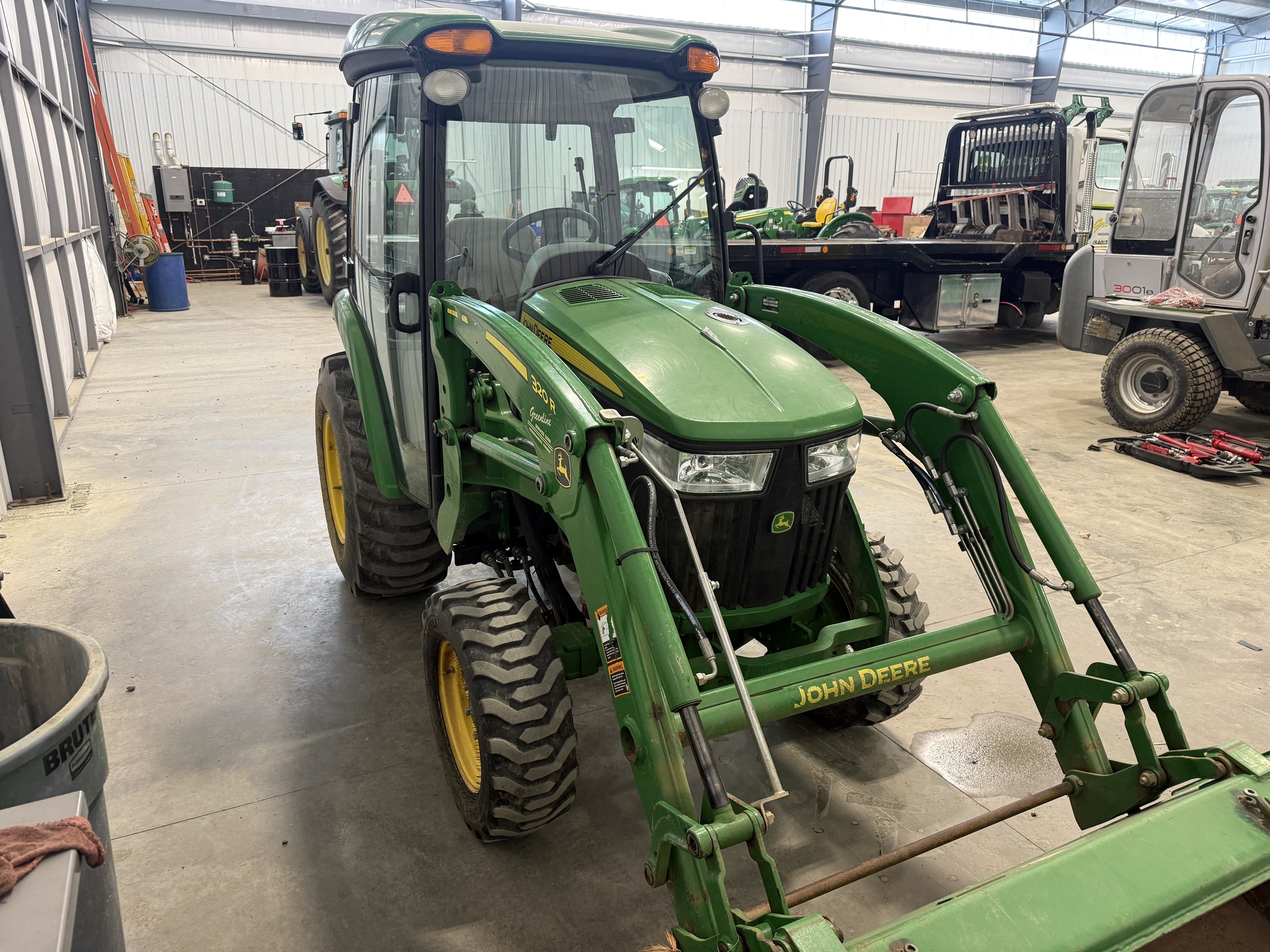 2018 John Deere 3046R Image 4
