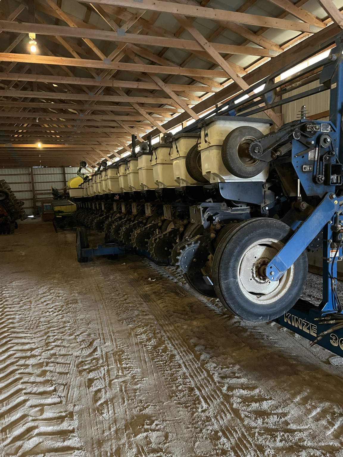 2000 Kinze 3600 Image 2