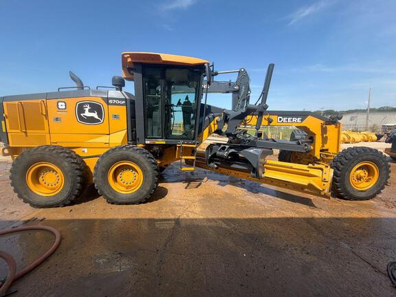 Photo of a 2022 John Deere 670G