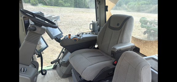 Photo of 2023 John Deere 8R 370