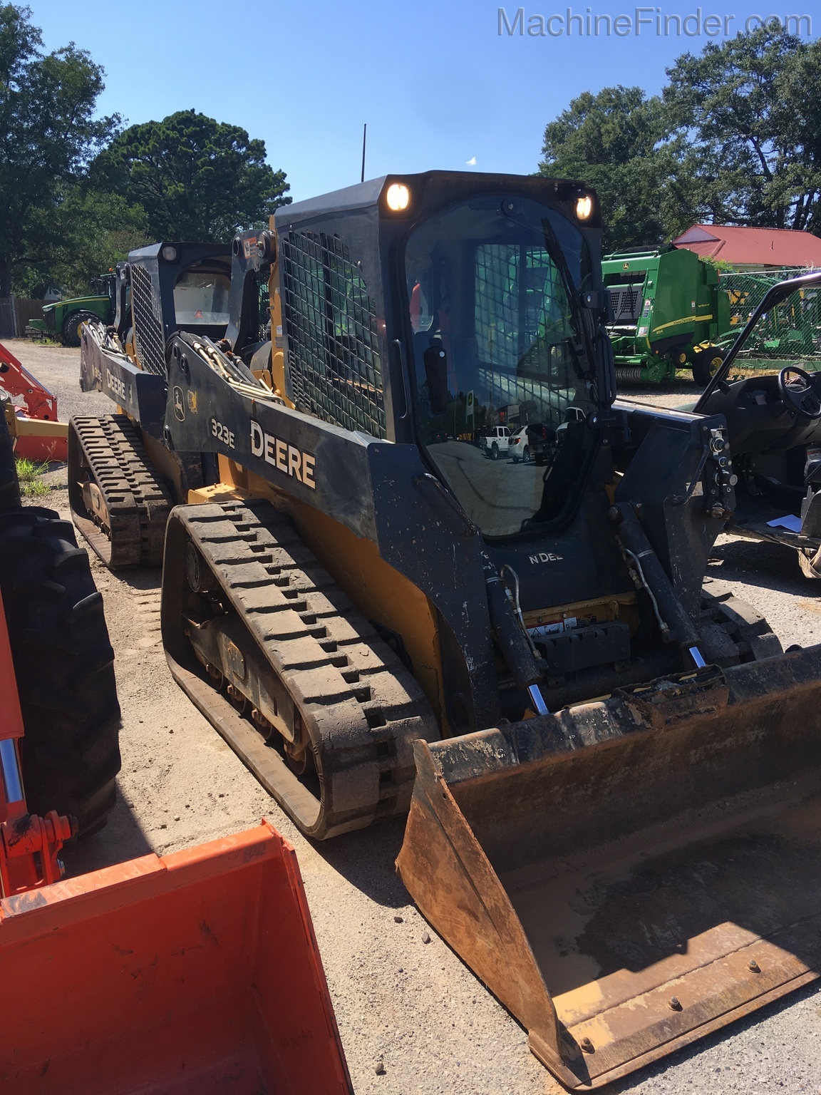 2013 John Deere 323E Image 3