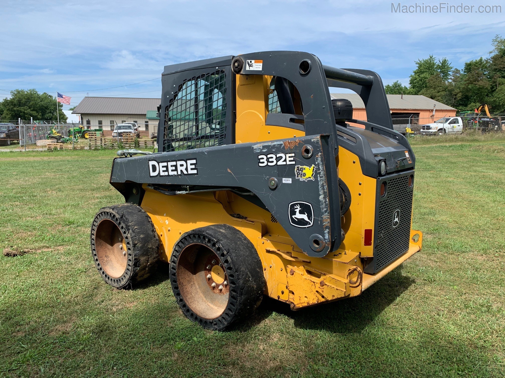 2015 John Deere 332E Image 3