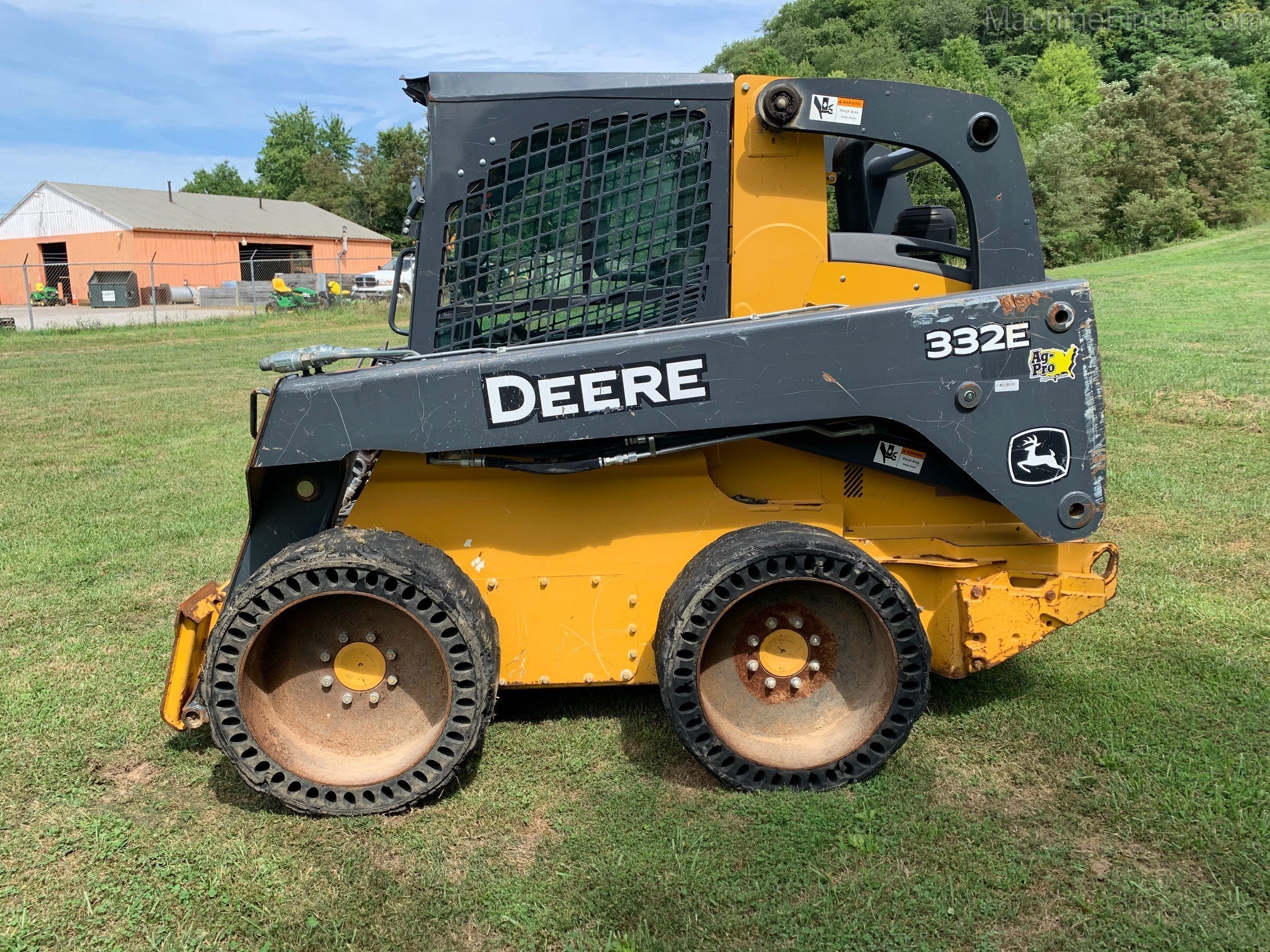 2015 John Deere 332E Image 2