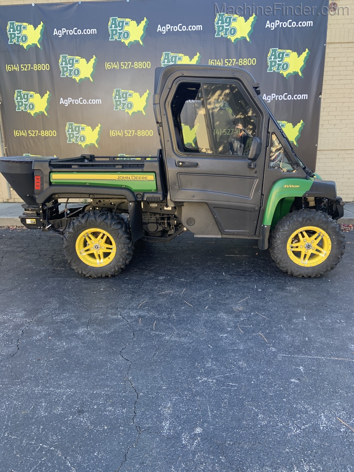 2019 John Deere 825E Image 3
