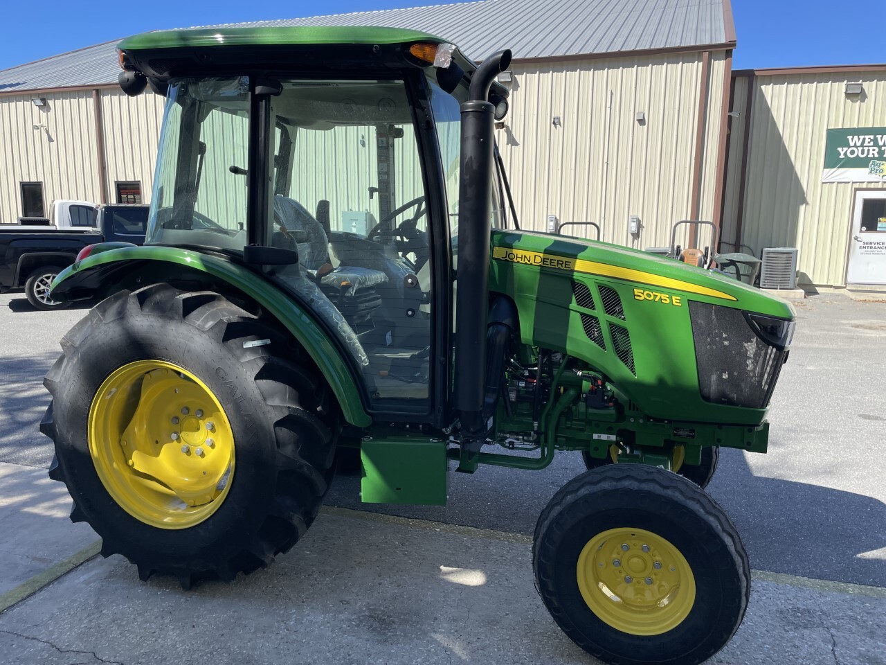 2023 John Deere 5075E Image 1