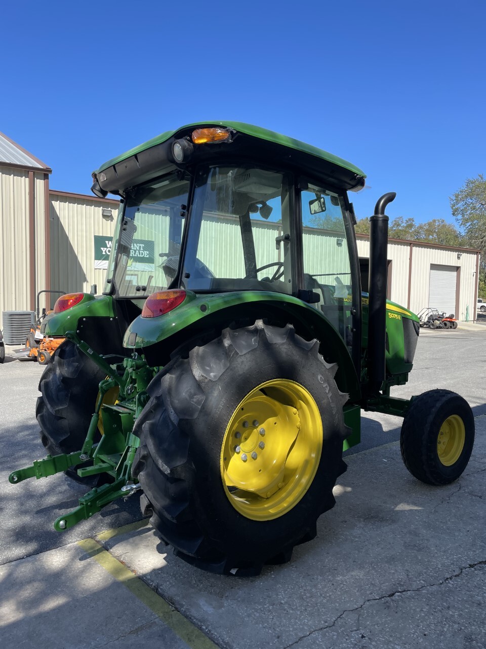 2023 John Deere 5075E Image 2