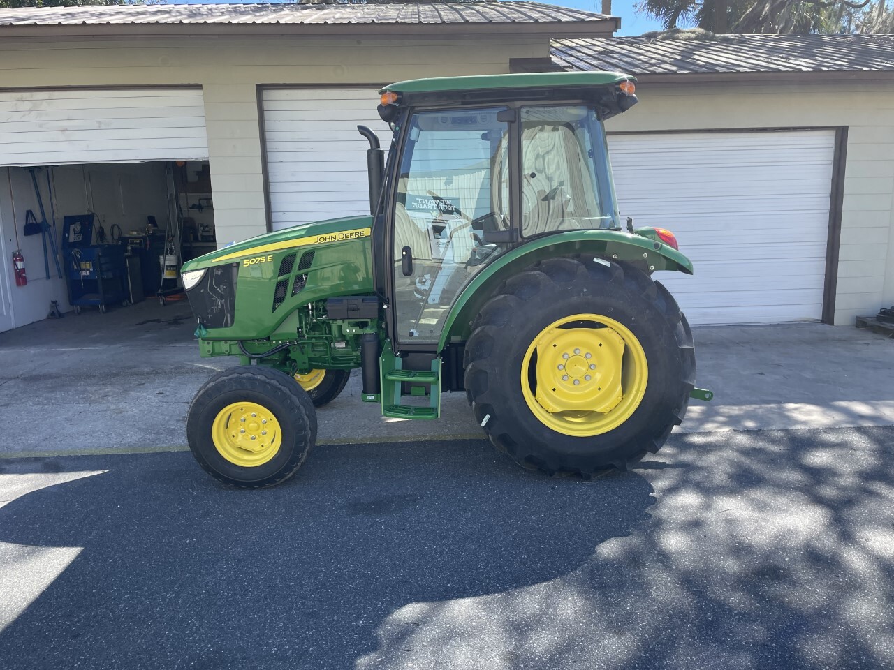 2023 John Deere 5075E Image 8