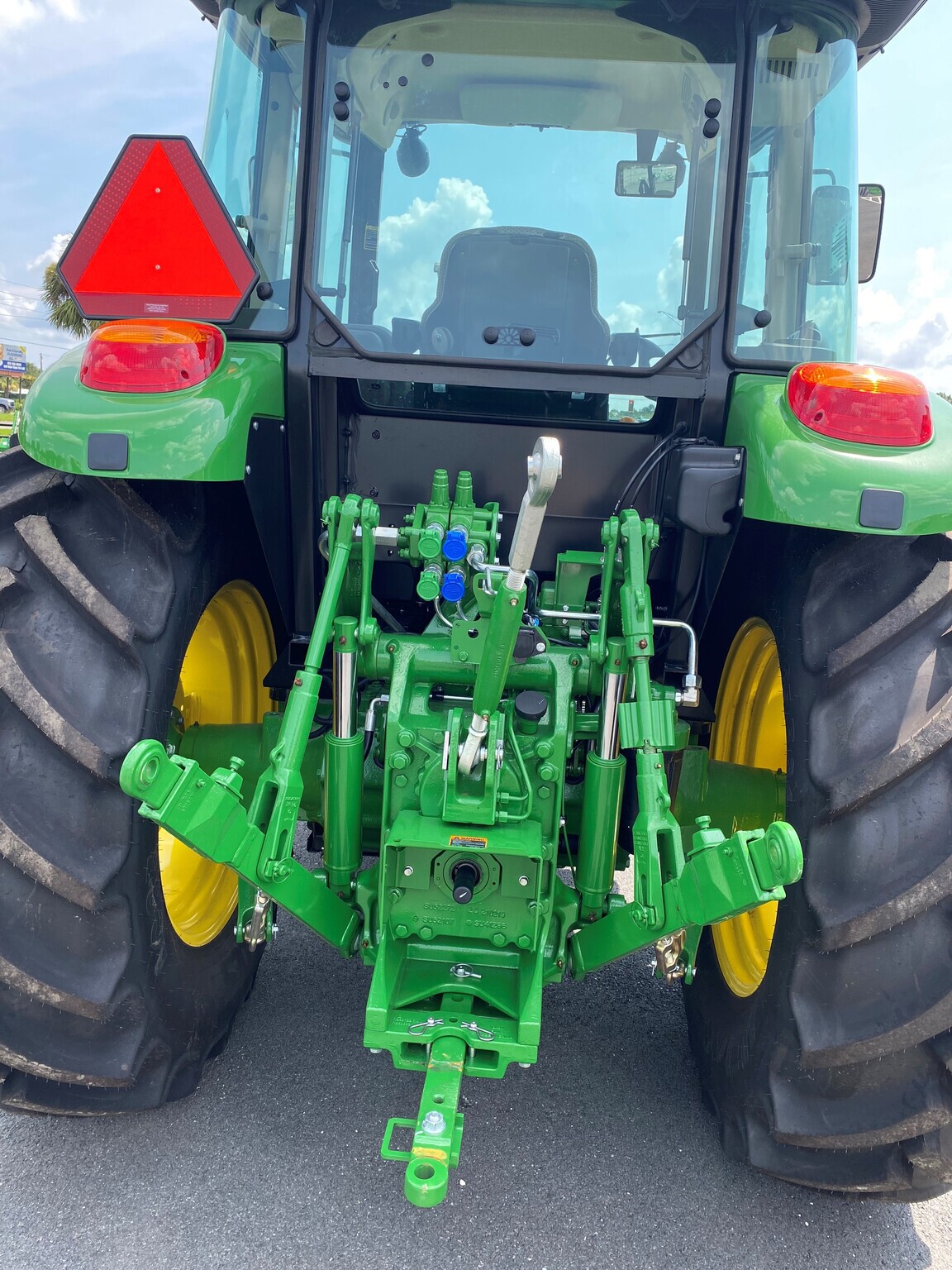 2023 John Deere 6105E Image 4