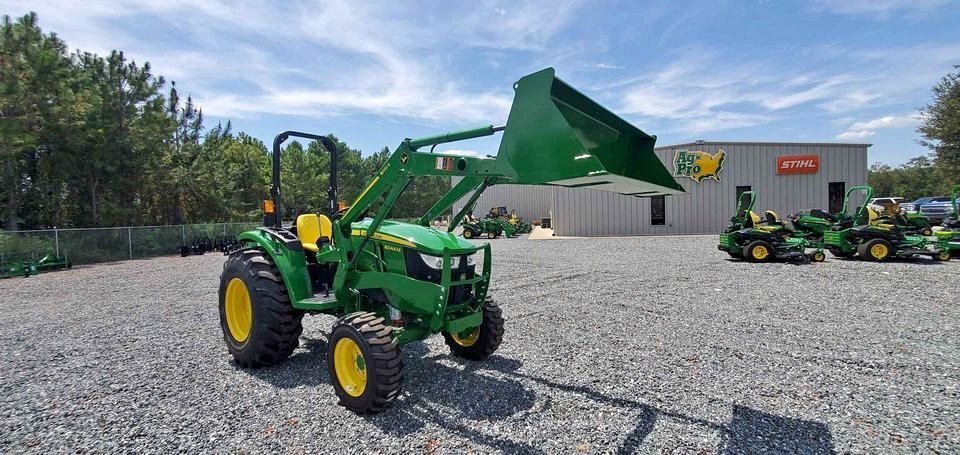 John Deere 4044M Image 2