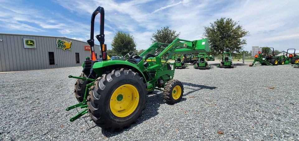 John Deere 4044M Image 4