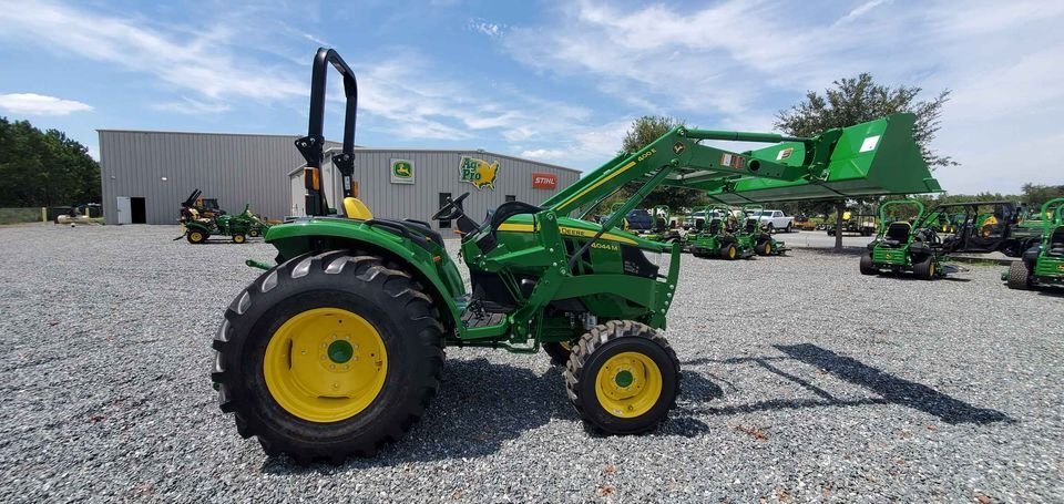 John Deere 4044M Image 5